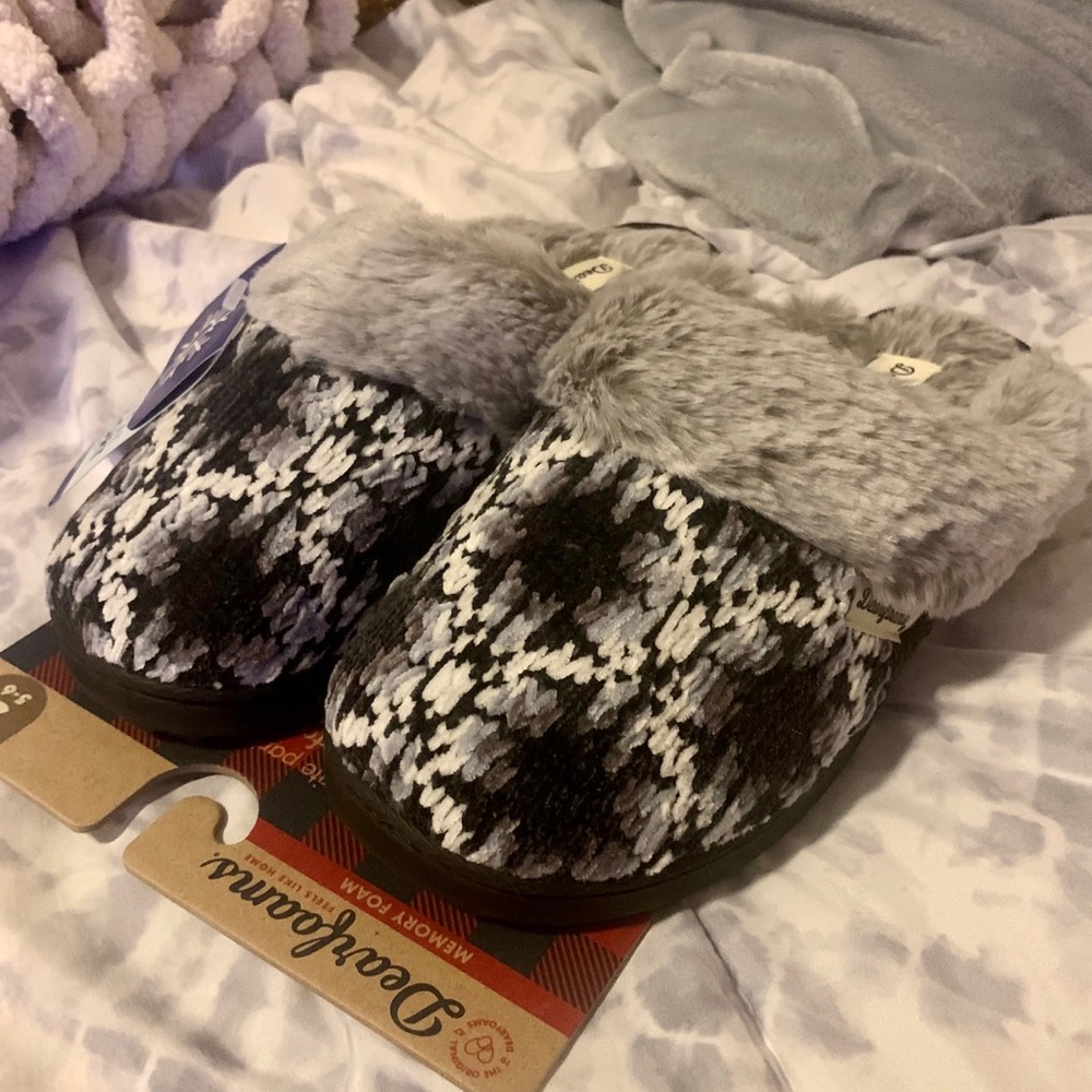 NWT dearfoam Memory Foam Slippers